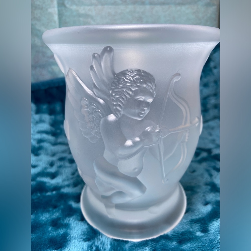 Teleflora Frosted Glass Cherubs Hearts Bow/Arrow Vase Made in France. Vintage.